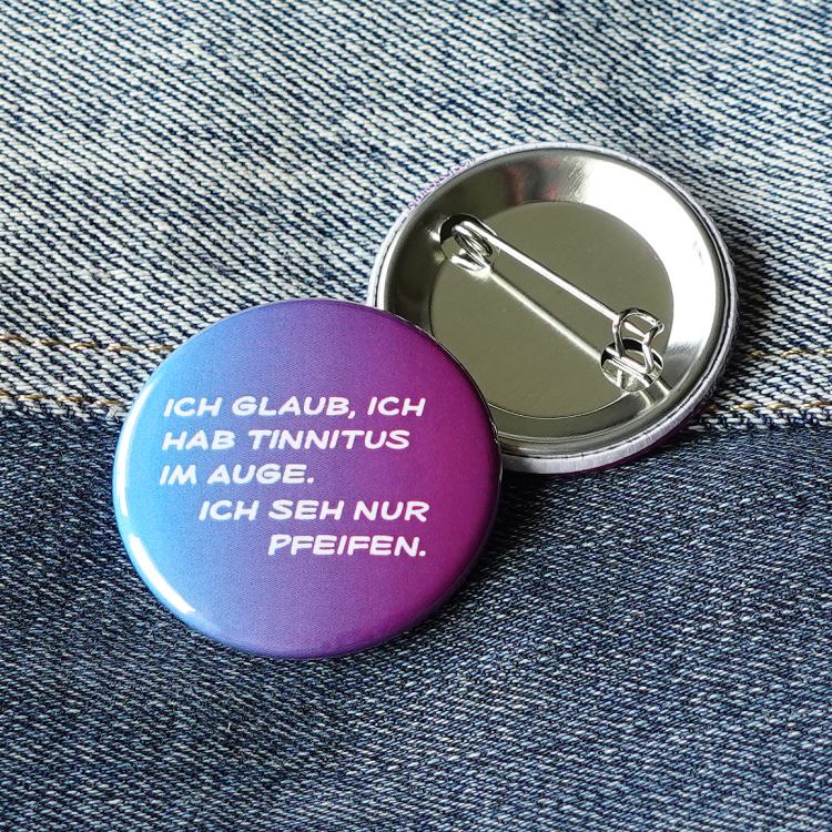 Ansteckbutton Ich glaub ich hab Tinnitus im Auge. auf Jeans mit Rückseite